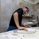 ...che assieme al proprietario si occupa della cucina